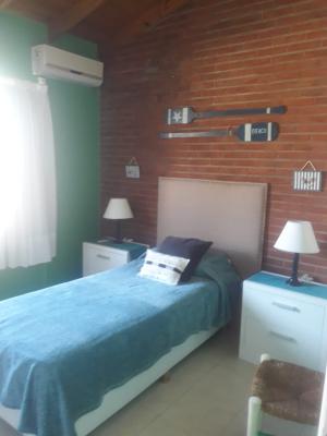 Casa en alquiler en Pinamar. 6 ambientes, 4 baños y capacidad de 1 a 8 personas. 