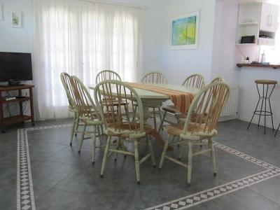 Chalet en alquiler en Pinamar. 5 ambientes, 3 baños y capacidad de 1 a 8 personas. 