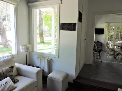 Chalet en alquiler en Pinamar. 5 ambientes, 3 baños y capacidad de 1 a 8 personas. 