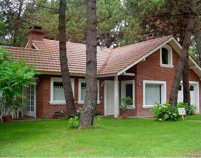 Chalet en alquiler en Pinamar. 5 ambientes, 3 baños y capacidad de 1 a 8 personas. 