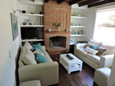 Chalet en alquiler en Pinamar. 5 ambientes, 3 baños y capacidad de 1 a 8 personas. 