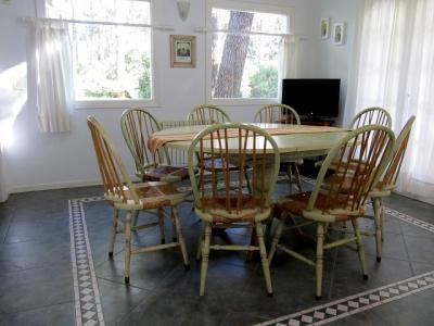 Chalet en alquiler en Pinamar. 5 ambientes, 3 baños y capacidad de 1 a 8 personas. 