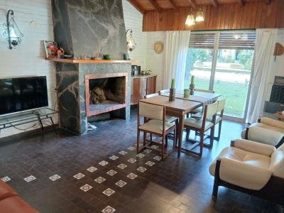 Chalet en alquiler en Pinamar. 4 ambientes, 2 ba&ntilde;os y capacidad de 2 a 8 personas. A 450 m de la playa