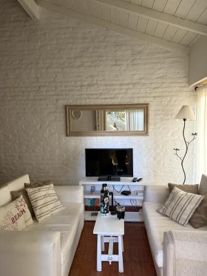 Casa en alquiler en Pinamar. 3 y 1/2  ambientes, 2 baños y capacidad de 3 a 6 personas. A 50 m del centro