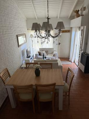 Casa en alquiler en Pinamar. 3 y 1/2  ambientes, 2 baños y capacidad de 3 a 6 personas. A 50 m del centro