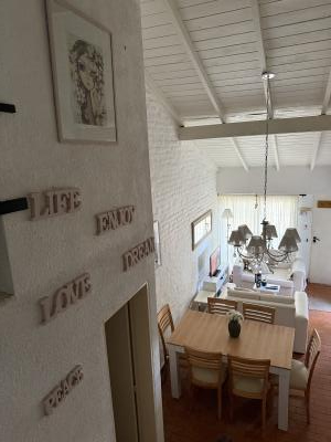 Casa en alquiler en Pinamar. 3 y 1/2  ambientes, 2 baños y capacidad de 3 a 6 personas. A 50 m del centro