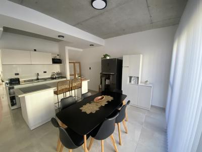 Departamento en alquiler en Pinamar. 5 ambientes, 3 ba&ntilde;os y capacidad de 2 a 6 personas. Cerca de la Universidad