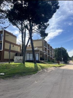 Departamento en alquiler en Pinamar. 5 ambientes, 3 ba&ntilde;os y capacidad de 2 a 6 personas. 