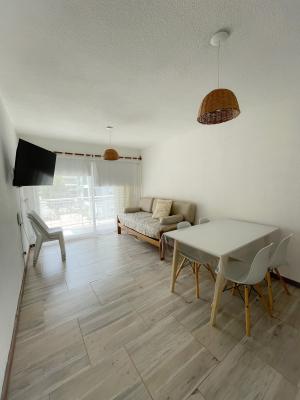 Departamento en alquiler en Pinamar. 3 ambientes, 1 baño y capacidad de 1 a 4 personas. A 50 m del centro