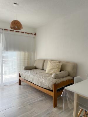 Departamento en alquiler en Pinamar. 3 ambientes, 1 baño y capacidad de 1 a 4 personas. A 50 m del centro