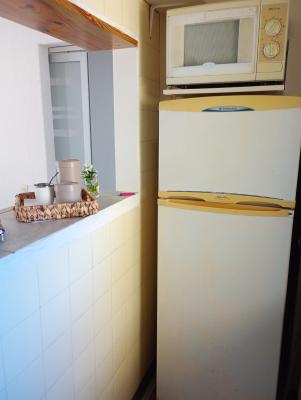 Departamento en alquiler en Pinamar. 3 ambientes, 1 baño y capacidad de 1 a 4 personas. A 50 m del centro