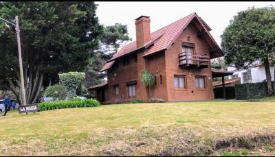 Casa en alquiler en Pinamar. 6 ambientes, 3 baños y capacidad de 1 a 8 personas. 