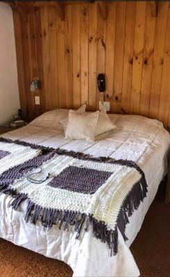 Casa en alquiler en Pinamar. 6 ambientes, 3 baños y capacidad de 1 a 8 personas. 