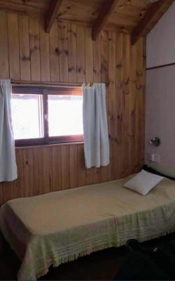 Casa en alquiler en Pinamar. 6 ambientes, 3 baños y capacidad de 1 a 8 personas. 