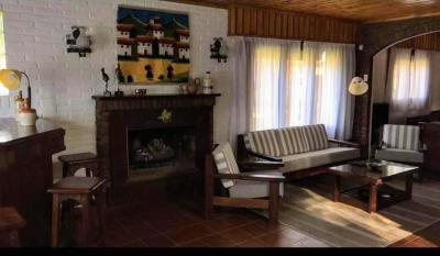Casa en alquiler en Pinamar. 6 ambientes, 3 baños y capacidad de 1 a 8 personas. 