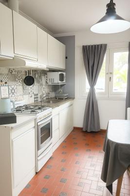 Casa en alquiler en Pinamar. 5  ambientes, 2 baños y capacidad de 2 a 6 personas. 