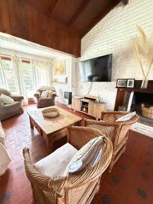 Casa en alquiler en Pinamar. 5  ambientes, 2 baños y capacidad de 2 a 6 personas. 