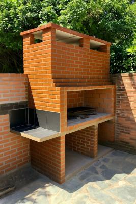 Casa en alquiler en Pinamar. 5  ambientes, 2 baños y capacidad de 2 a 6 personas. 