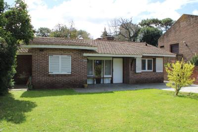 Casa en alquiler en Pinamar. 5  ambientes, 2 baños y capacidad de 2 a 6 personas. 