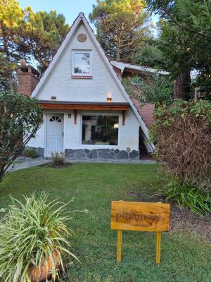 Casa en alquiler en Pinamar. 2 ambientes, 2 baños y capacidad de 2 a 3 personas. 