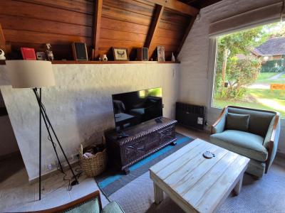 Casa en alquiler en Pinamar. 2 ambientes, 2 baños y capacidad de 2 a 3 personas. 