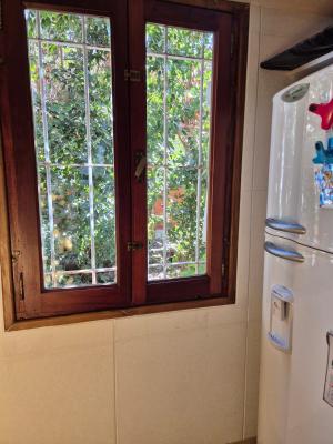 Casa en alquiler en Pinamar. 2 ambientes, 2 baños y capacidad de 2 a 3 personas. 