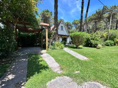 Casa en alquiler en Pinamar. 2 ambientes, 2 baños y capacidad de 2 a 3 personas. 