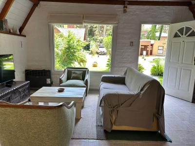 Casa en alquiler en Pinamar. 2 ambientes, 2 baños y capacidad de 2 a 3 personas. 