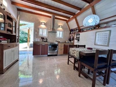 Casa en alquiler en Pinamar. 2 ambientes, 2 baños y capacidad de 2 a 3 personas. 