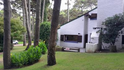 Casa en alquiler en Pinamar. 12 ambientes, 4 baños y capacidad de 1 a 12 personas. 