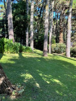Casa en alquiler en Pinamar. 12 ambientes, 4 baños y capacidad de 1 a 12 personas. 