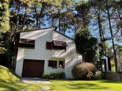 Casa en alquiler en Pinamar. 12 ambientes, 4 baños y capacidad de 1 a 12 personas. 