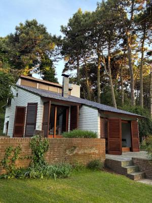 Casa en alquiler en Pinamar. 12 ambientes, 4 baños y capacidad de 1 a 12 personas. 