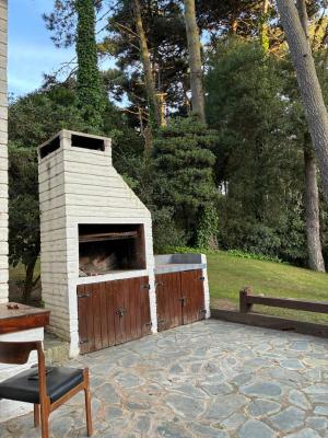 Casa en alquiler en Pinamar. 12 ambientes, 4 baños y capacidad de 1 a 12 personas. 