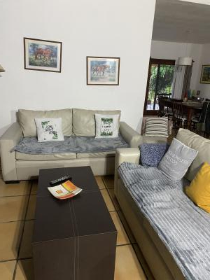 Casa en alquiler en Pinamar. 5 ambientes, 3 baños y capacidad de 1 a 6 personas. 
