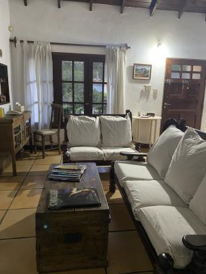 Casa en alquiler en Pinamar. 5 ambientes, 3 baños y capacidad de 1 a 6 personas. 