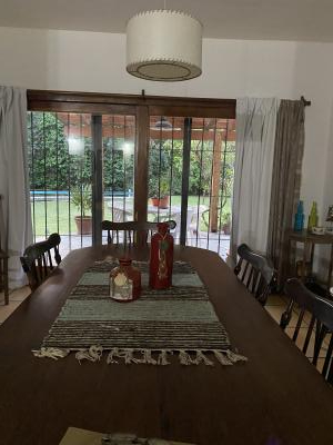 Casa en alquiler en Pinamar. 5 ambientes, 3 baños y capacidad de 1 a 6 personas. 