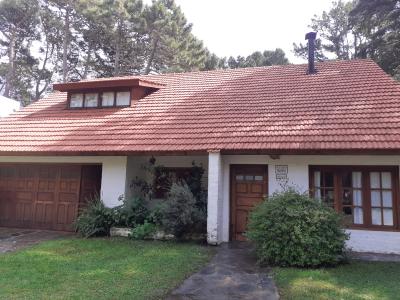 Casa en alquiler en Pinamar. 5 ambientes, 3 baños y capacidad de 1 a 6 personas. 