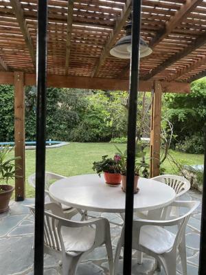 Casa en alquiler en Pinamar. 5 ambientes, 3 baños y capacidad de 1 a 6 personas. 