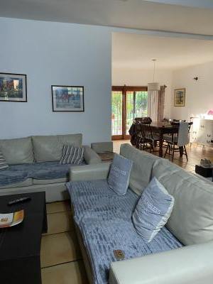 Casa en alquiler en Pinamar. 5 ambientes, 3 baños y capacidad de 1 a 6 personas. 