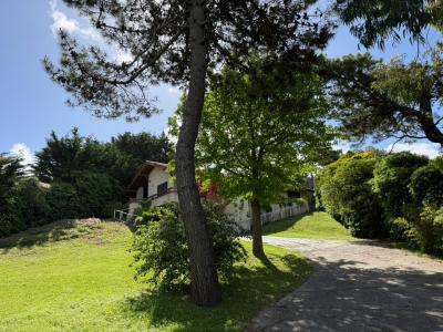 Casa en alquiler en Pinamar. 6 ambientes, 3 baños y capacidad de 1 a 10 personas. 