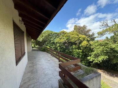 Casa en alquiler en Pinamar. 6 ambientes, 3 baños y capacidad de 1 a 10 personas. 
