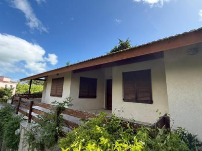 Casa en alquiler en Pinamar. 6 ambientes, 3 baños y capacidad de 1 a 10 personas. 