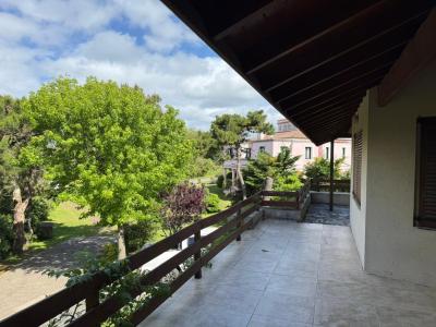 Casa en alquiler en Pinamar. 6 ambientes, 3 baños y capacidad de 1 a 10 personas. 