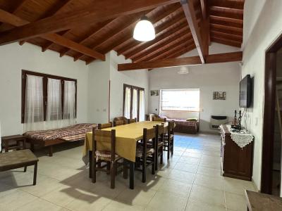 Casa en alquiler en Pinamar. 6 ambientes, 3 baños y capacidad de 1 a 10 personas. 