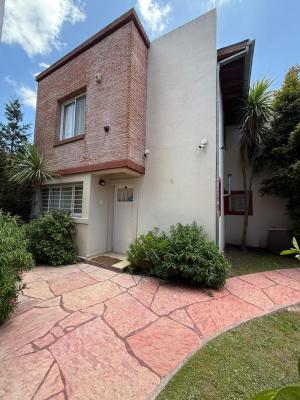 Duplex en alquiler en Pinamar. 3  ambientes, 3  baños y capacidad de 1 a 4 personas. 