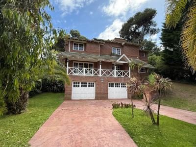 Casa en alquiler en Pinamar. 7 ambientes, 4 baños y capacidad de 1 a 12 personas. 
