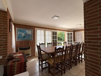 Casa en alquiler en Pinamar. 7 ambientes, 4 baños y capacidad de 1 a 12 personas. 