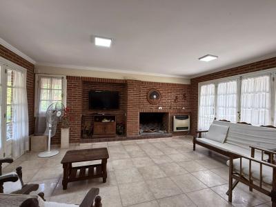 Casa en alquiler en Pinamar. 7 ambientes, 4 baños y capacidad de 1 a 12 personas. 