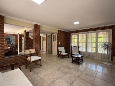 Casa en alquiler en Pinamar. 7 ambientes, 4 baños y capacidad de 1 a 12 personas. 